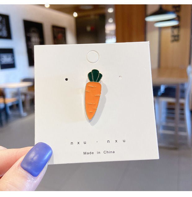 Carrot Shape Brooch - Duvera