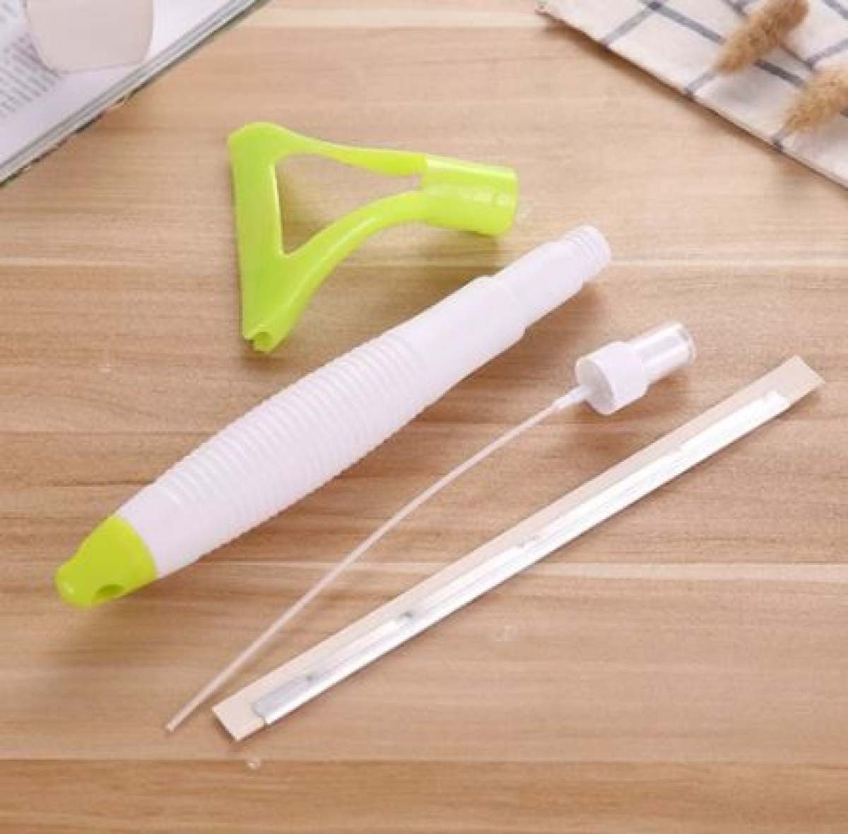 Wiper With Spray Bottle - Duvera